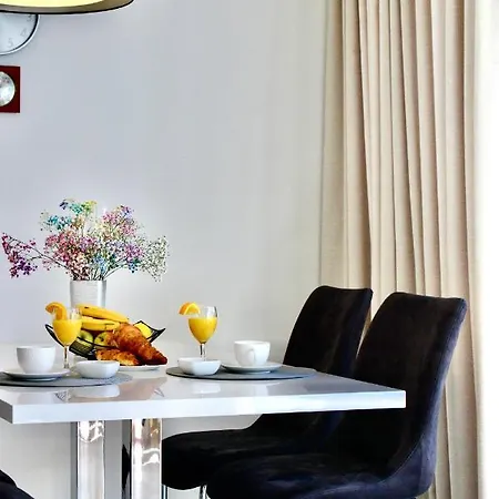 Town Centre Surprise شقة *