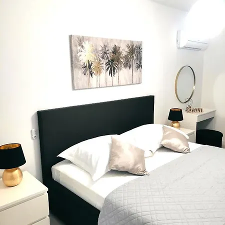 Town Centre Surprise شقة